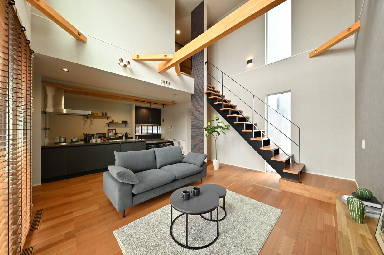 Wood × Modern｜吹き抜けが紡ぐ、贅沢な開放感。