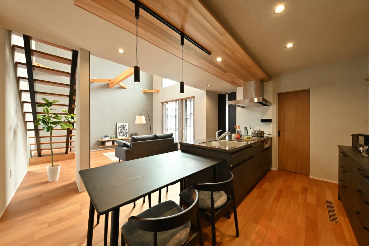 異素材のコントラストが美しい。上質な大人のダイニングキッチン