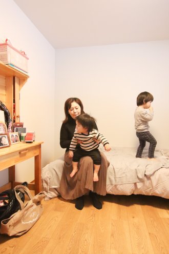家の中で子供が走り回れる家に住みたかった。<br />
今までは、子供が夜泣きしたら近所への迷惑が気になり夜中に外出して子供を寝かしつけたりしていたが、以前ほど気にならなくなった。<br />
