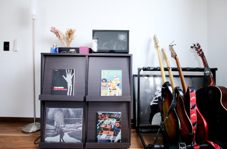 ２F居室の１つはご主人の趣味部屋。<br />
たくさんのギターやカメラ、パソコンが並ぶ。<br />
