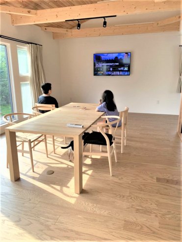 好きなところは２階リビング。ソファーを置かずにすっきりしている。<br />
見晴らしの良い立地を活かし、リビングの窓を大きくとり、四季が感じられる気持ちの良い空間になりました。<br />
