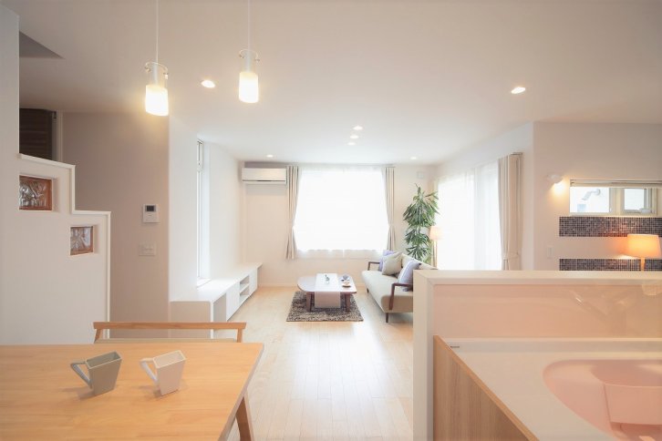 キッチンとお風呂場が近いので家事の動線が短くて良い。寝室と子供部屋を仕切っていないので家族構成に合わせて変えられるようにしたところ。