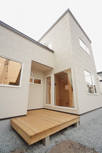 おうちの中で、一番「好き」な場所はリビング。周囲にすでに家が建っていたが、日当たりが良くなるように向きを工夫してもらったので。