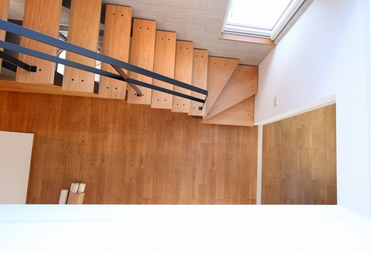 2階のホールから見える、美しいオープン階段。<br />
2階床が無い吹抜だからこそ味わえる、<br />
明るさが隅々までいき渡り、リビングを見渡せる贅沢空間。<br />
