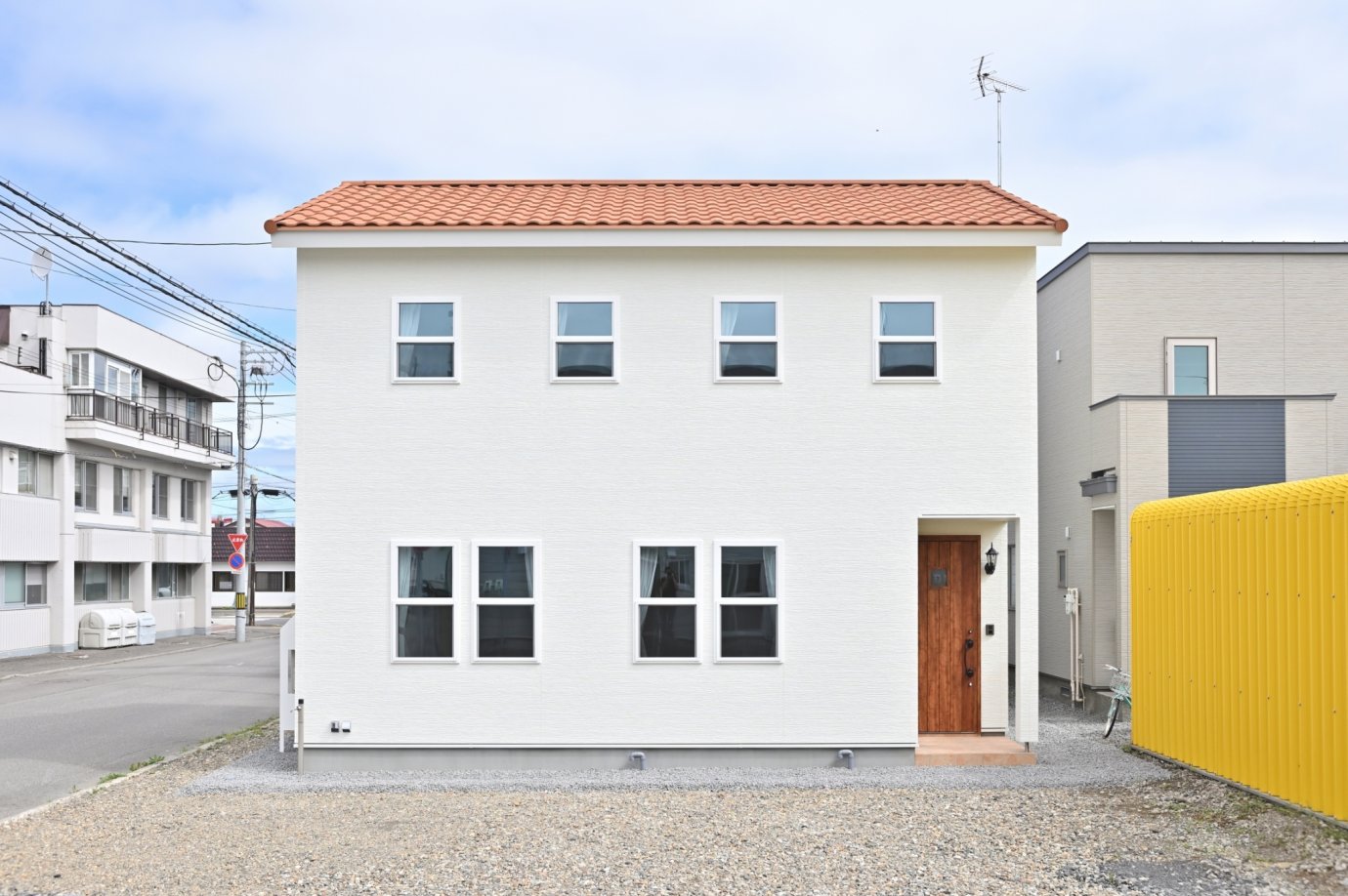 心がほっとするような、三角屋根の可愛いお家