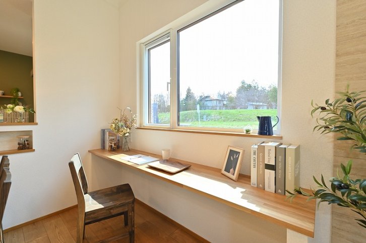 前面に建物が無いので、目が疲れた時でもいつでも外を眺められるワークスペースカウンター。<br />
ダイニングスペースの椅子をそのまま利用できるのも良い。<br />

