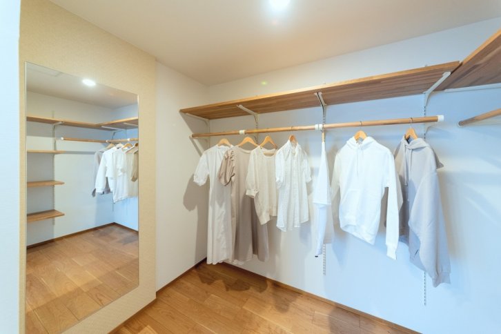 たっぷり収納できるウォークインクローゼットは、大きな鏡を設置してお気に入りの洋服を選ぶのにも大役立ち。<br />
収納の中も明るく、ナチュラル派の家族に合わせて木の質感を失わない枕棚とポールを使用しています。<br />
