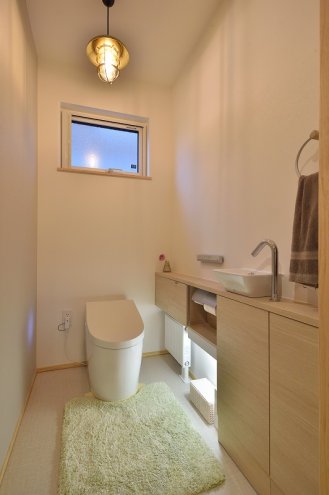 トイレは照明のトーンを落として落ち着いた空間に。<br />
みんなが使う場所だから掃除もしやすく、カウンターを長めに設置することで奥行き感が。<br />
まるでちょっとした個室に居るかのような居心地の良い場所になりました。<br />
<br />
