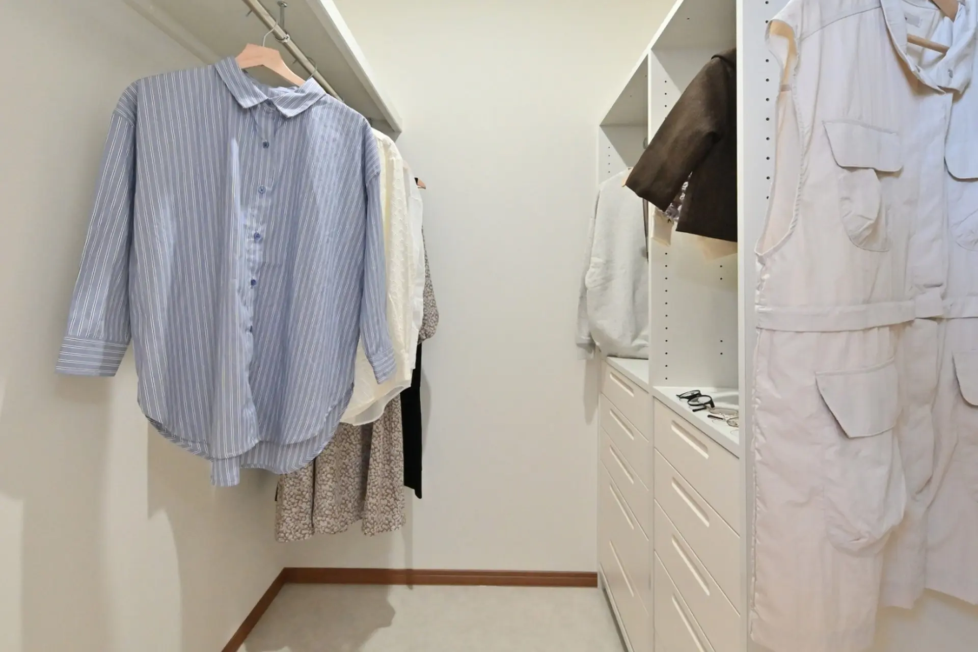 間接照明と木の温もりが彩る、上質な暮らし。